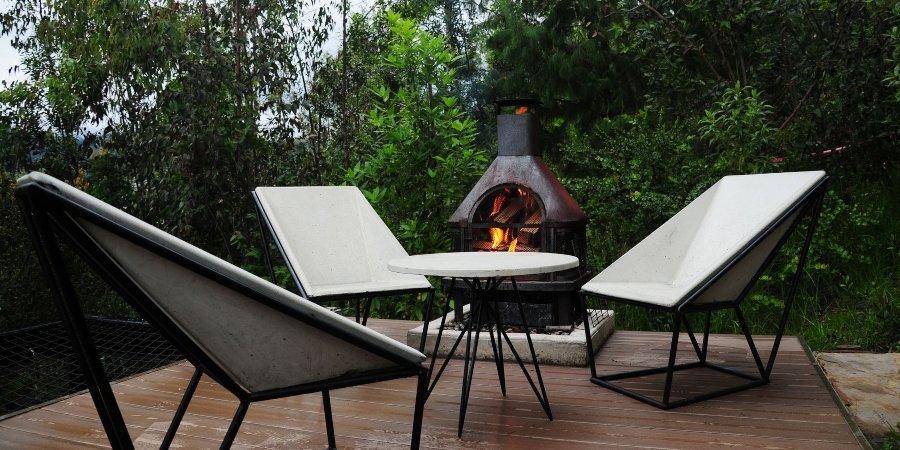 Mesa y chimenea de nuestros glamping Cantú Glamping y Cabañas Paipa Mesa y chimenea de nuestros glamping Cantú Glamping y Cabañas Paipa