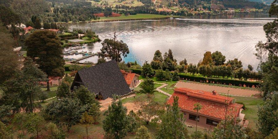 Vista al lago Sochagota Cantú Glamping y Cabañas Paipa Vista al lago Sochagota Cantú Glamping y Cabañas Paipa
