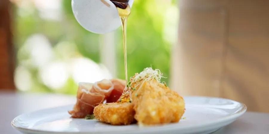 Brie apanado y jamón serrano Hoteles Colsubsidio Brie apanado y jamón serrano Hoteles Colsubsidio