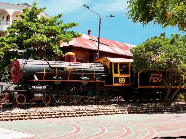 Plaza de Bolívar y Plaza del Ferrocarril Hoteles Colsubsidio Plaza de Bolívar y Plaza del Ferrocarril Hoteles Colsubsidio