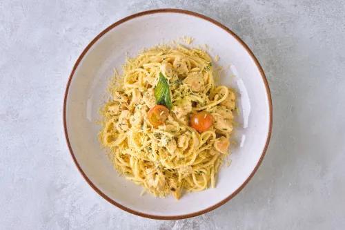 Experiencia italiana (espaguetis de pollo al pesto) Hotel Bosques Girardot Experiencia italiana (espaguetis de pollo al pesto) Hotel Bosques Girardot