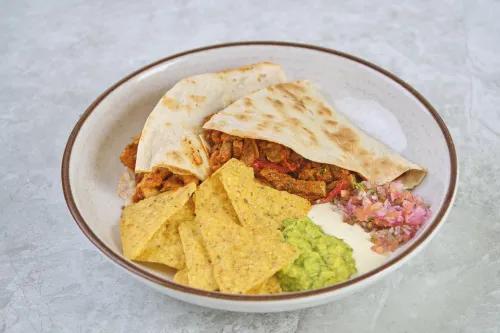 Experiencia mexicana (quesadilla de pollo y res acompañado de guacamole, nachos, pico de gallo.) Hotel Bosques Girardot Experiencia mexicana (quesadilla de pollo y res acompañado de guacamole, nachos, pico de gallo.) Hotel Bosques Girardot