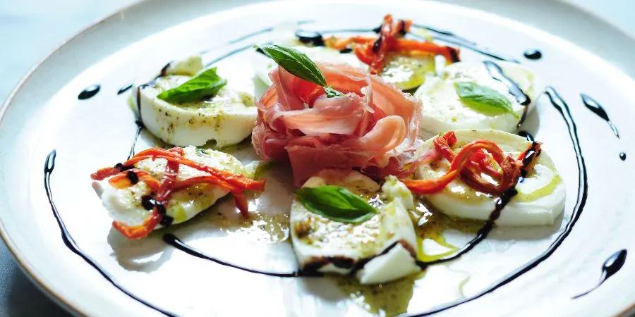Mozzarella e prosciutto Hoteles Colsubsidio Mozzarella e prosciutto Hoteles Colsubsidio