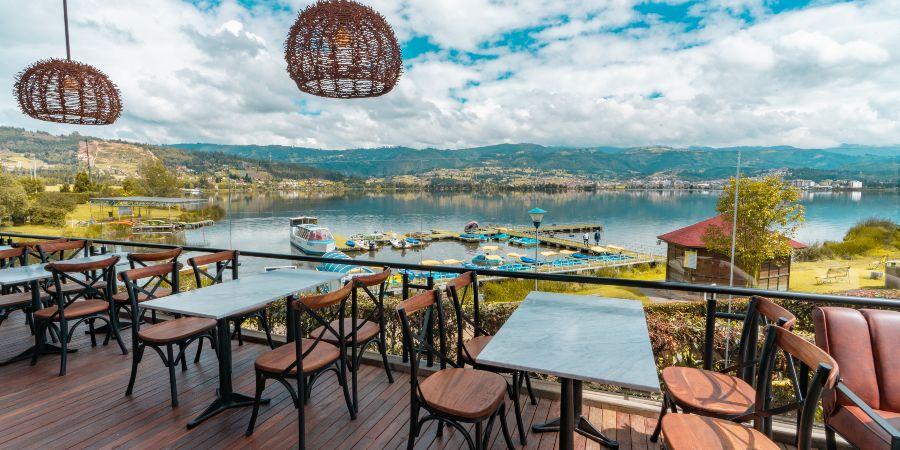 Terraza restaurante Cantú Glamping y Cabañas Paipa Terraza restaurante Cantú Glamping y Cabañas Paipa